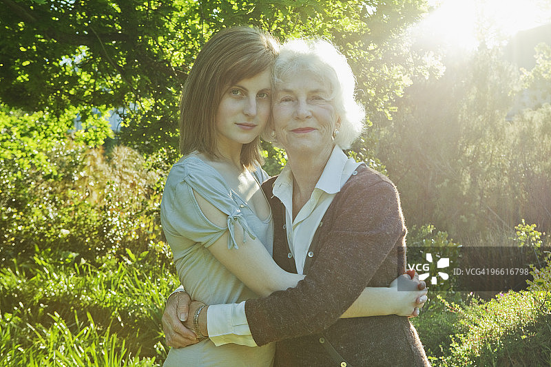 祖孙拥抱图片素材