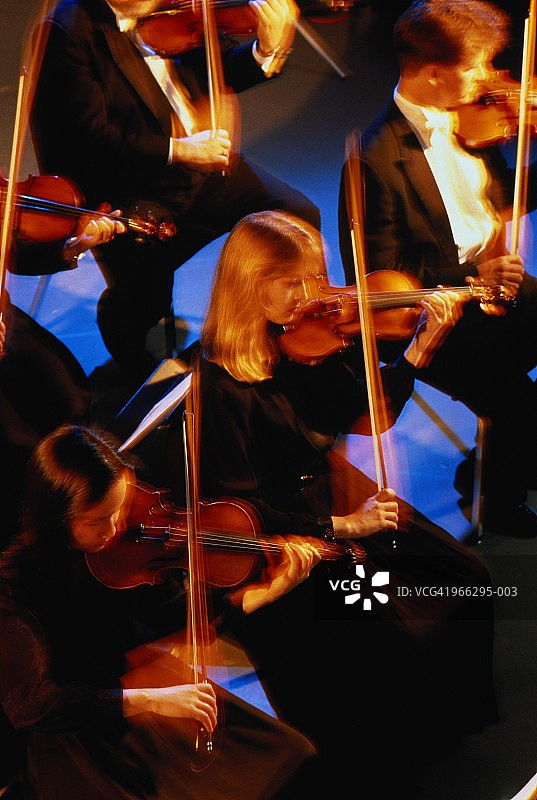 交响乐团中的小提琴手虚化效果图片素材