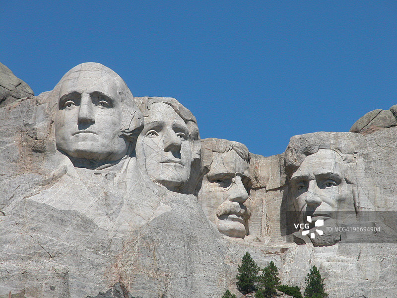拉什莫尔山上雕刻的四位创始人面孔图片素材