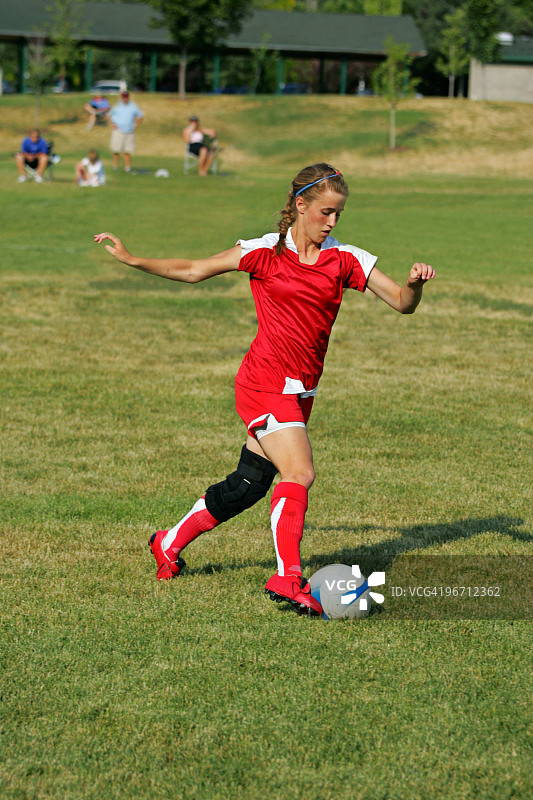 在开阔场地突破的年轻女足球运动员图片素材