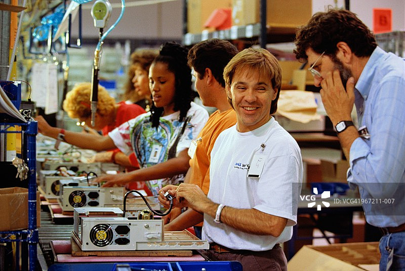 生产线上视力障碍的电脑组装技术员图片素材