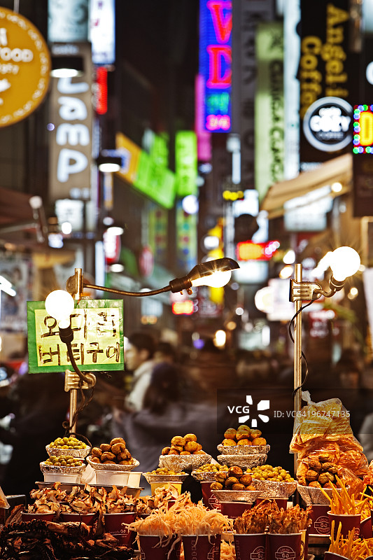 夜晚的霓虹灯区图片素材