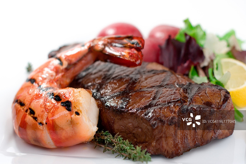 盘中的海陆双拼海鲜晚餐图片素材