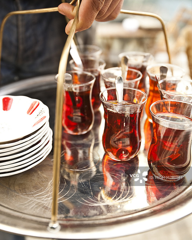 服务员端着一盘土耳其茶图片素材