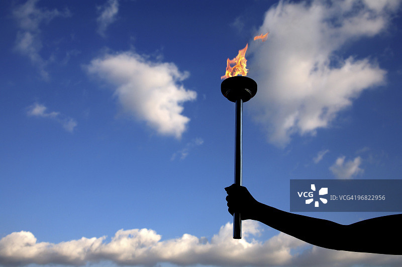 拿着燃烧的火炬图片素材