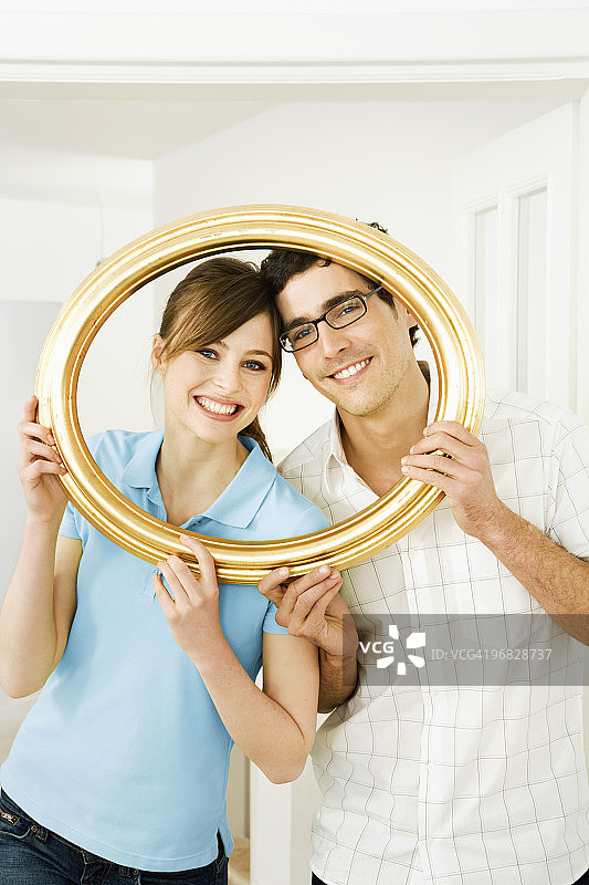 年轻夫妇在画框里微笑图片素材