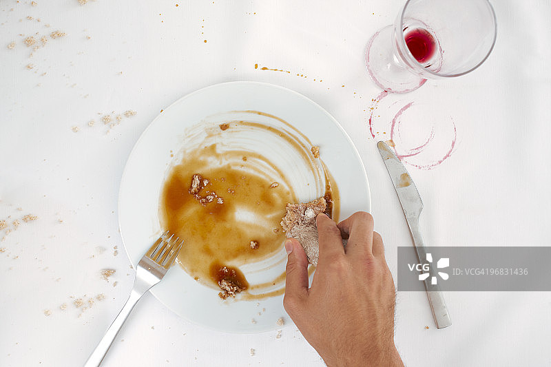 男人擦盘子里的酱汁图片素材