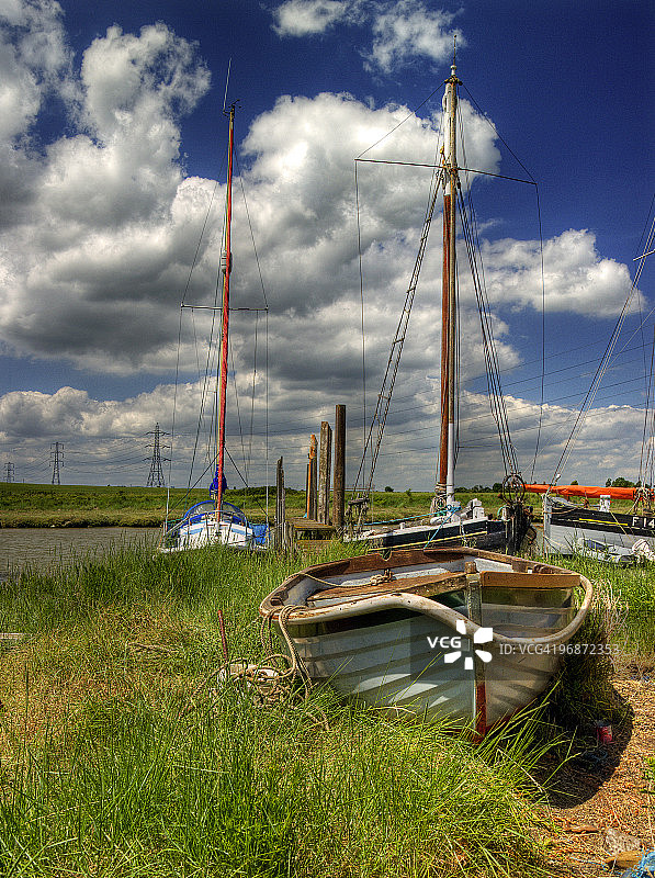 多云天空下的河流图片素材