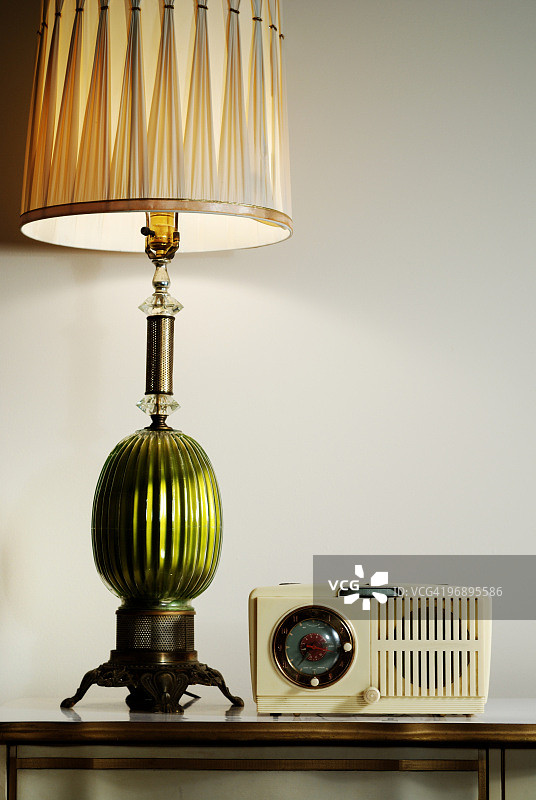 老式台灯和收音机图片素材