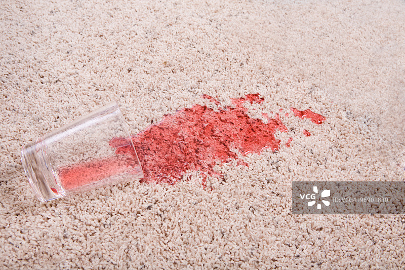 地毯上的果汁滴图片素材