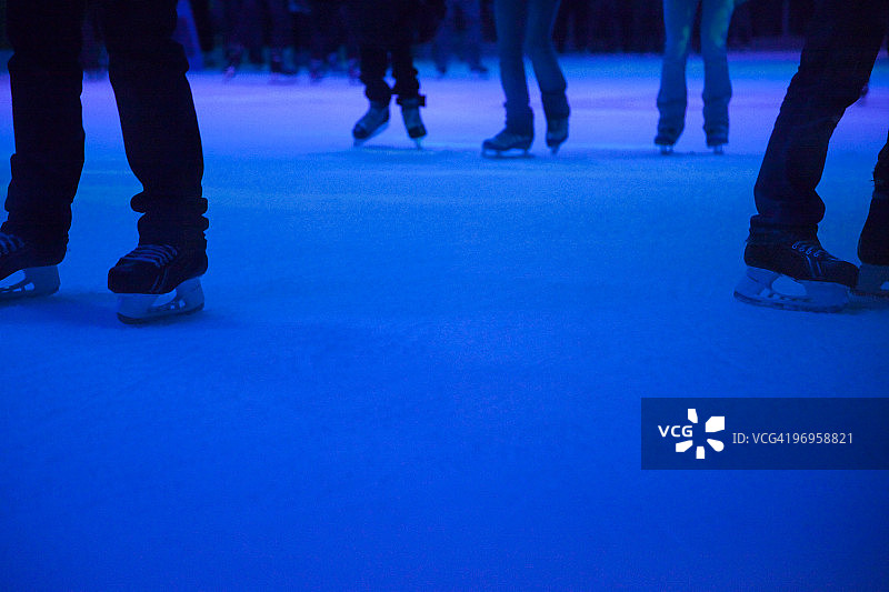 温哥华罗布森广场户外溜冰场的滑冰者图片素材