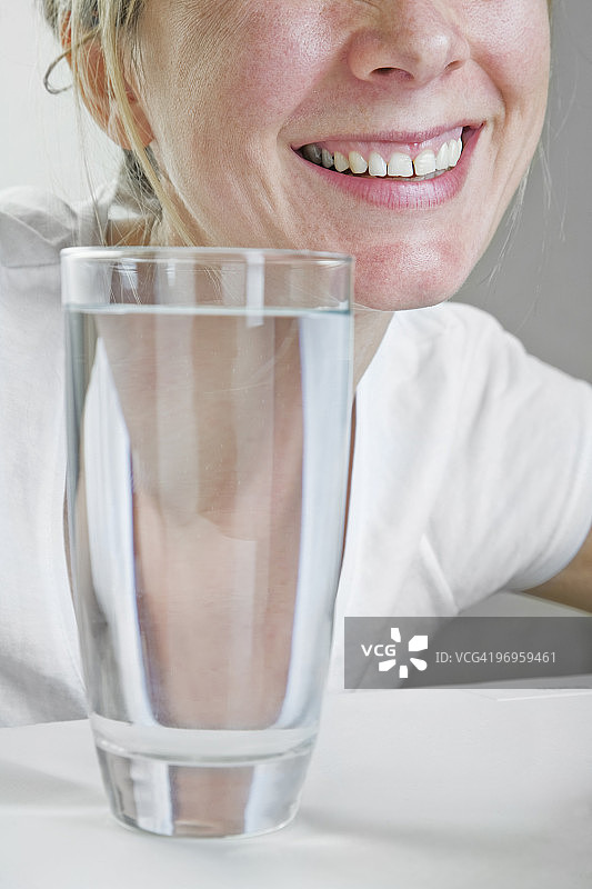 水与微笑图片素材