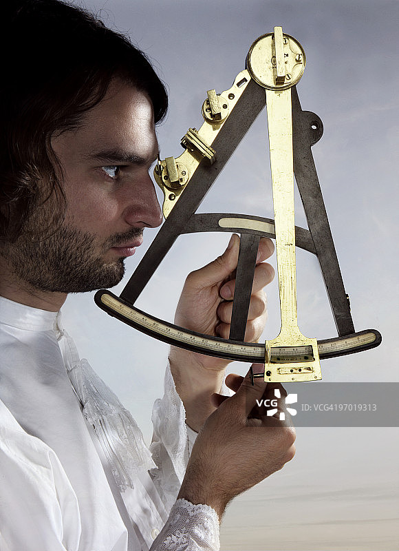 男人用六分仪搜索图片素材