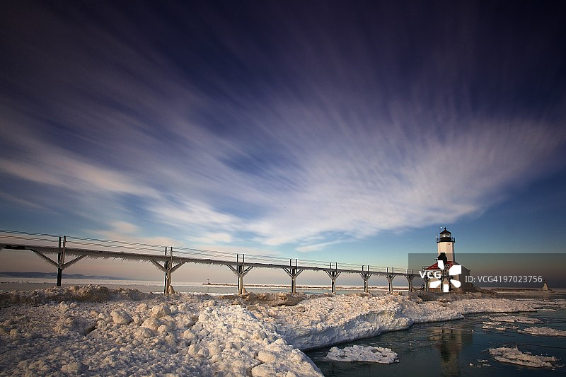 在水上行走图片素材