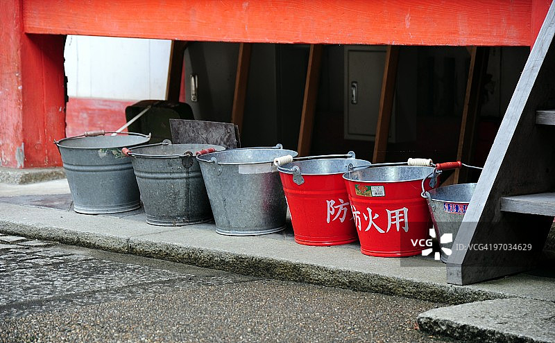 京都寺庙消防水桶图片素材