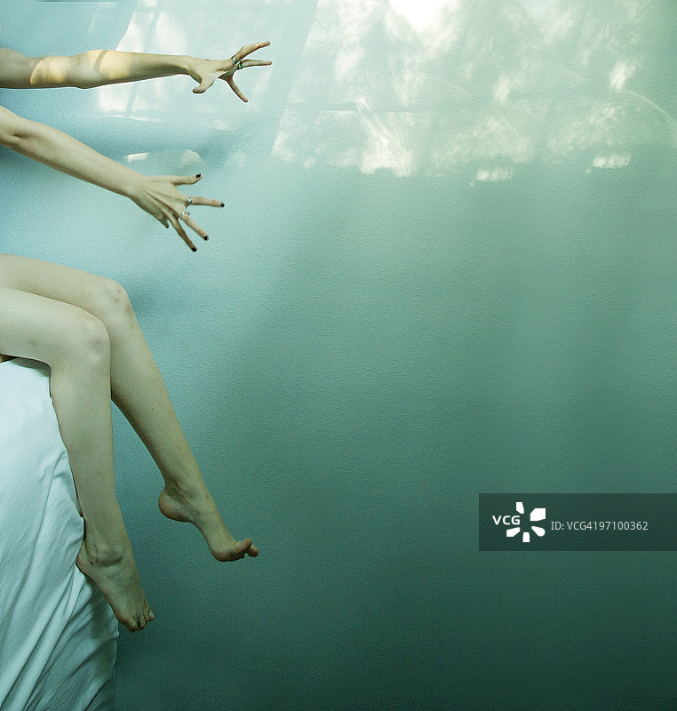 女孩们伸出的手和脚图片素材