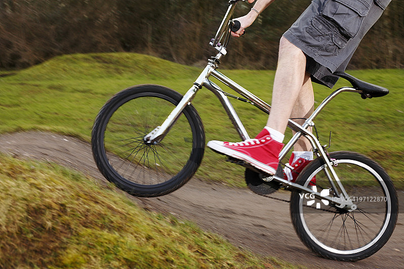 BMX自行车驶上小型泥坡图片素材