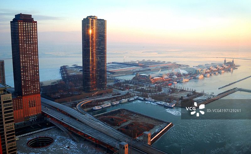 冬季密歇根湖海军码头日出图片素材