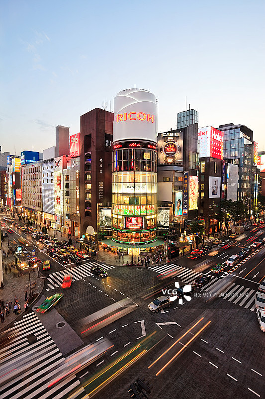 银座繁忙的十字路口图片素材