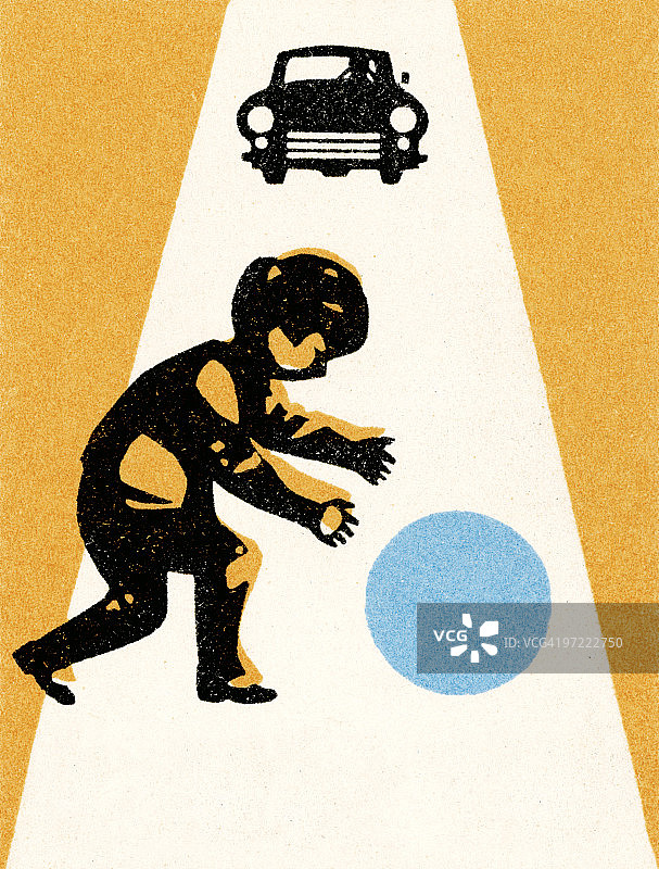 在街上玩球的男孩；汽车驶近图片素材