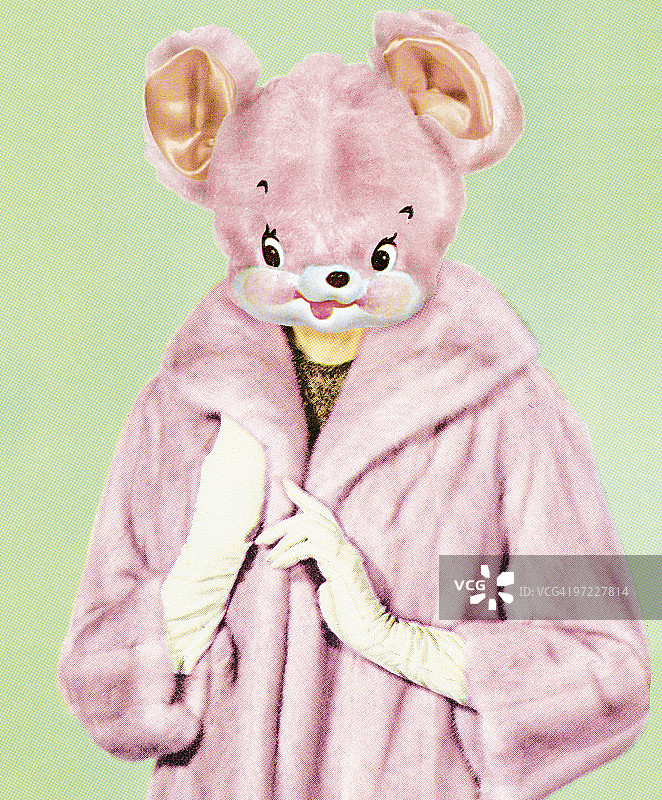 头戴毛皮大衣的玩具熊女人图片素材