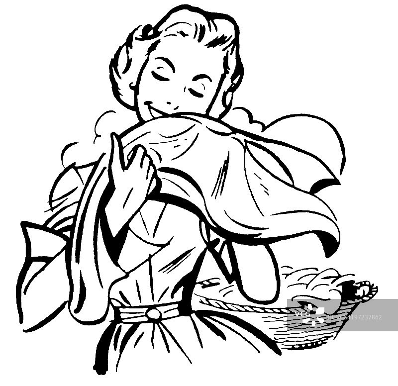 女人闻着洗好的衣服图片素材