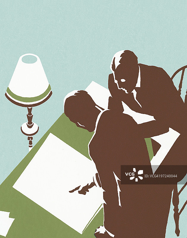 在办公桌前的两名男子图片素材