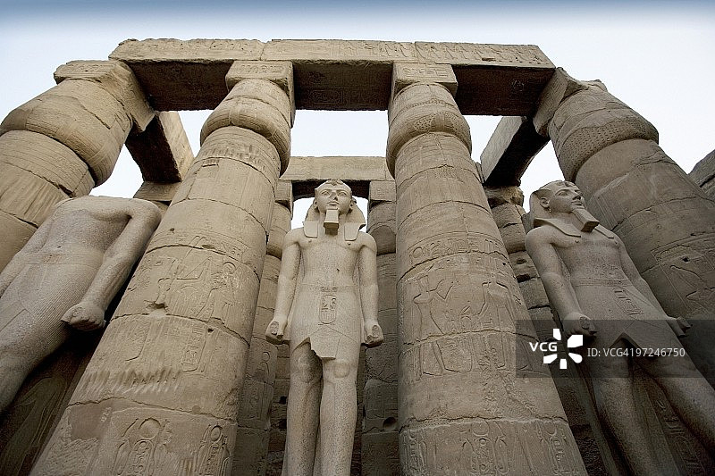 埃及卢克索的拉美西斯二世雕像卢克索神庙图片素材