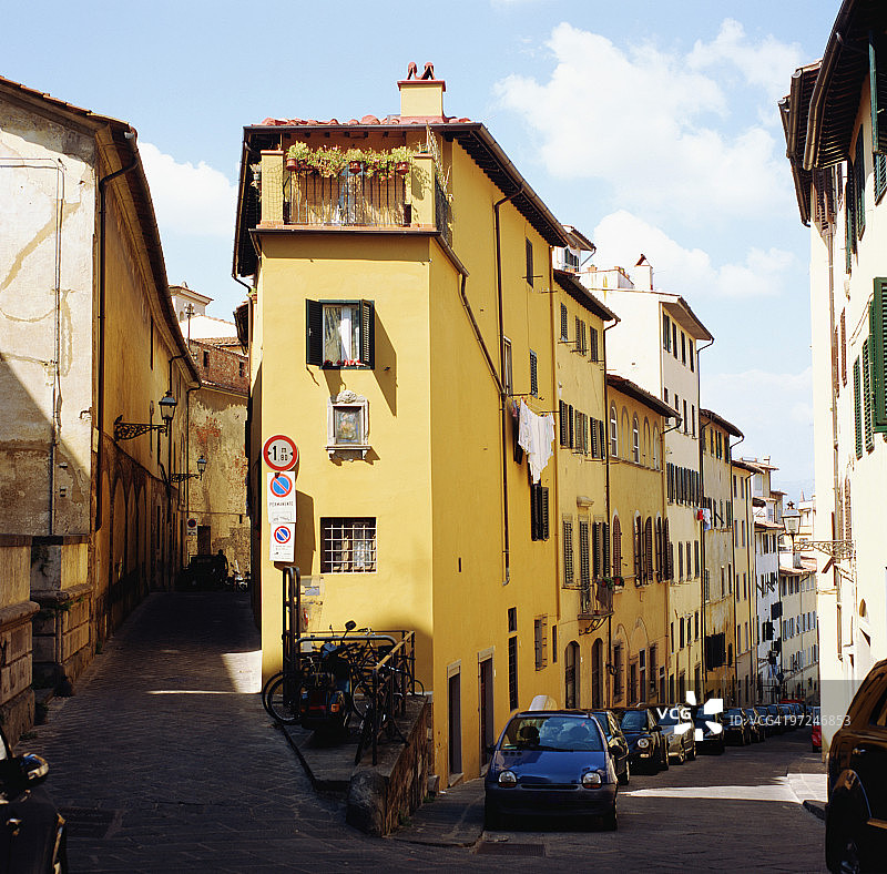 意大利托斯卡纳圣米尼亚托的城市街道图片素材