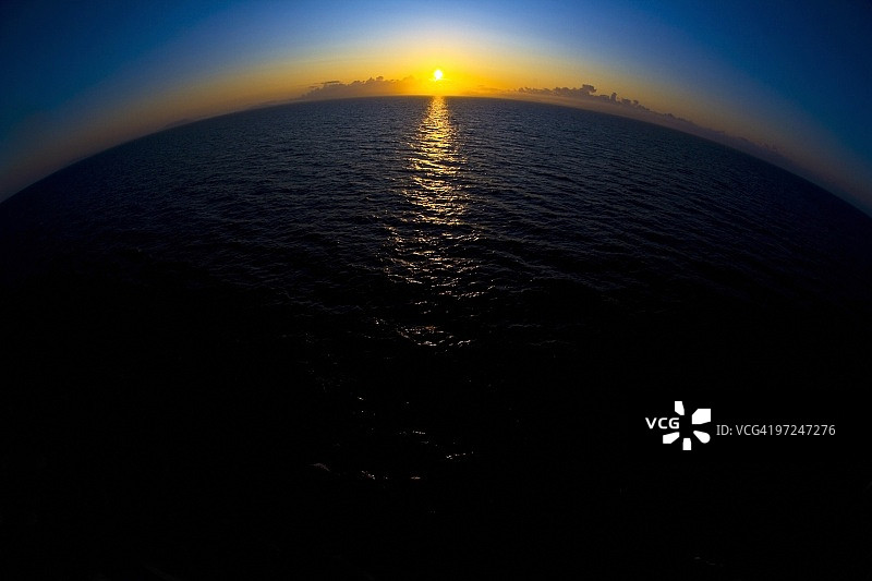 地平线上的太阳图片素材