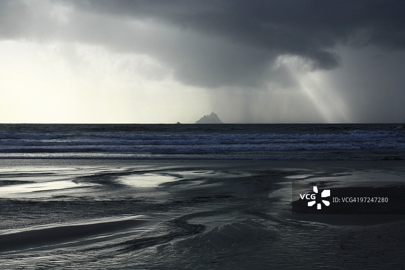 爱尔兰凯里郡费南湾，远处可见斯凯利格群岛图片素材