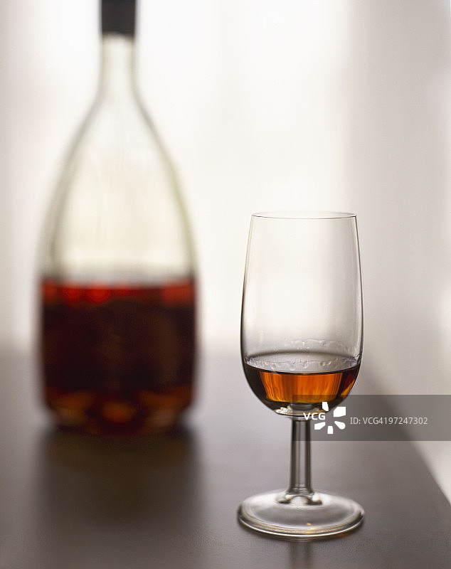 装在瓶子里的干邑酒图片素材