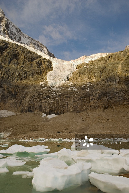 伊迪丝·卡韦尔山,卡韦尔湖,加拿大艾伯塔省贾斯珀国家公园图片素材