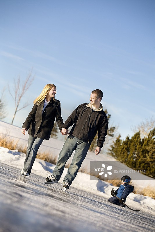 情侣带孩子滑冰图片素材