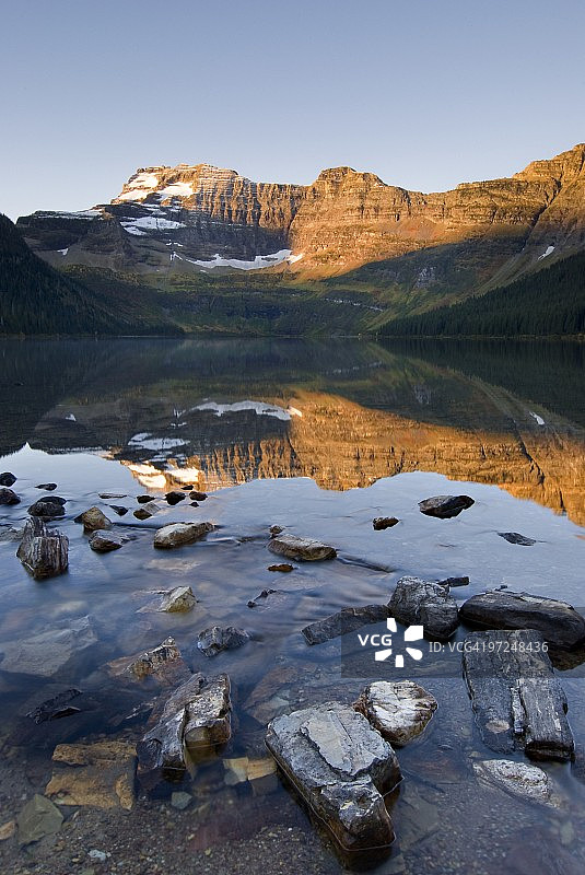 加拿大艾伯塔省沃特顿国家公园卡梅伦湖图片素材