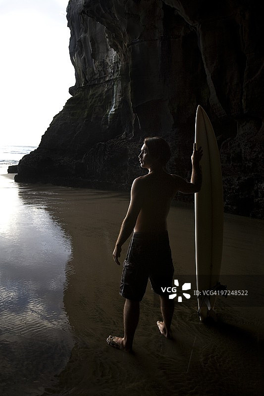 新西兰穆里怀海滩的冲浪者图片素材
