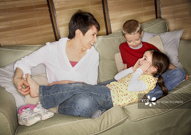 妈妈挠女儿的脚图片素材