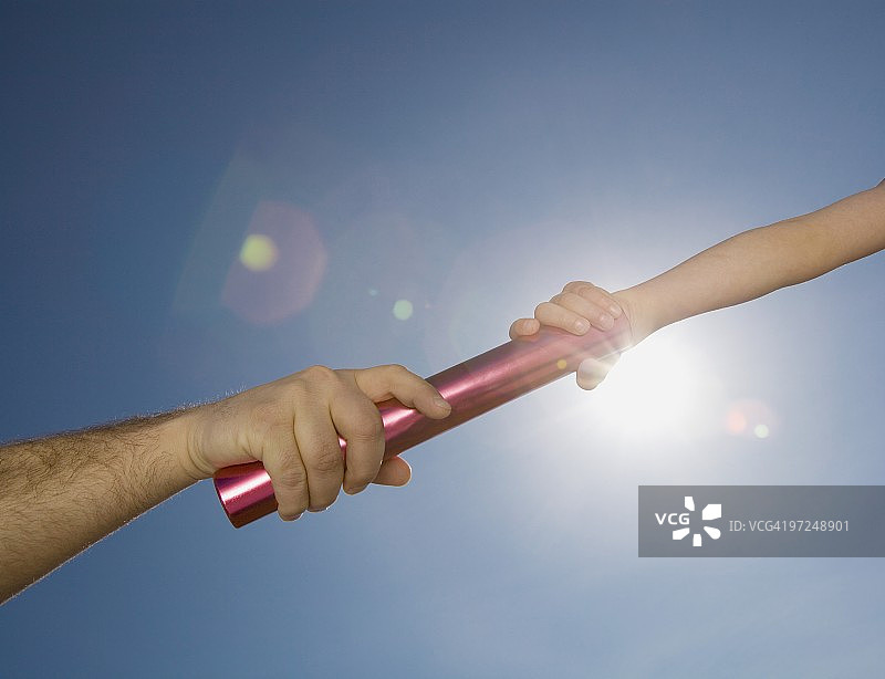 父亲将接力棒交给儿子图片素材