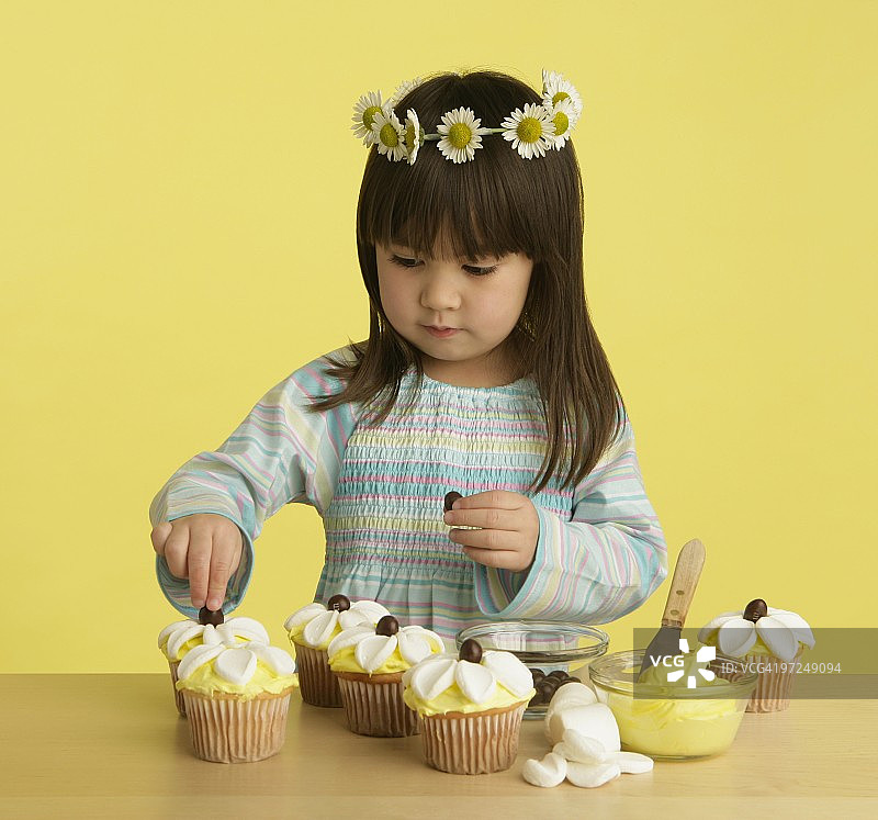 小女孩装饰纸杯蛋糕图片素材