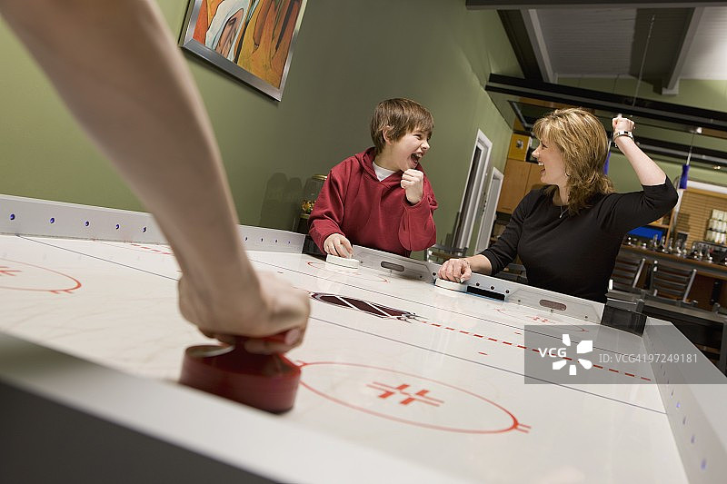 一家人玩桌上冰球图片素材