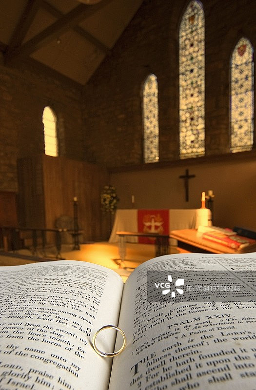 教堂圣坛中带戒指的圣经图片素材