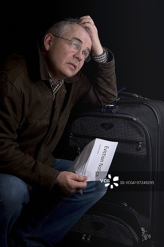 收到驱逐通知的男人图片素材