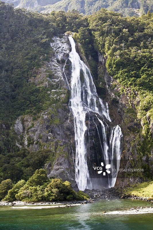 新西兰米尔福德峡湾的博文瀑布图片素材