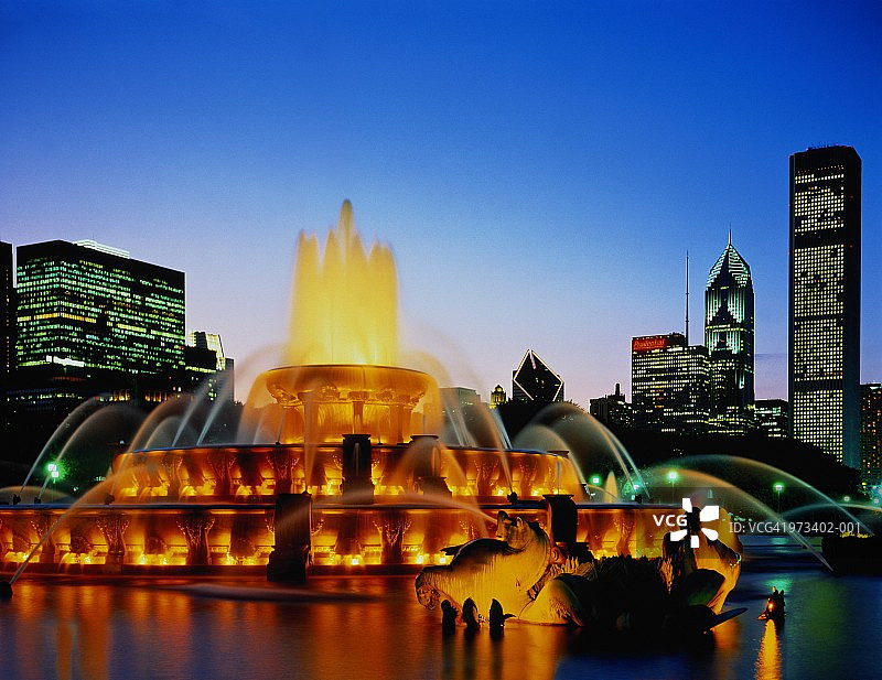 美国芝加哥白金汉喷泉与商业区夜景图片素材