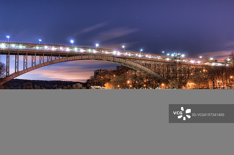 结冰的亨利·哈德逊大桥图片素材