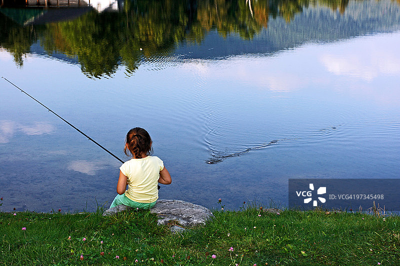 孩子钓鱼图片素材