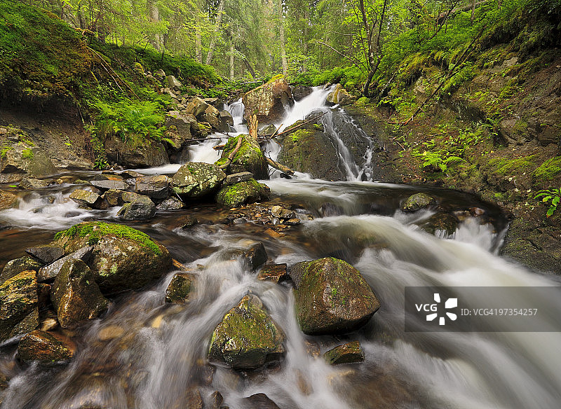 夏天的瀑布图片素材