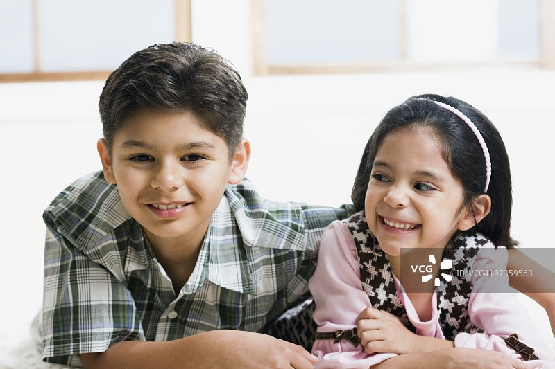 兄妹拥抱图片素材