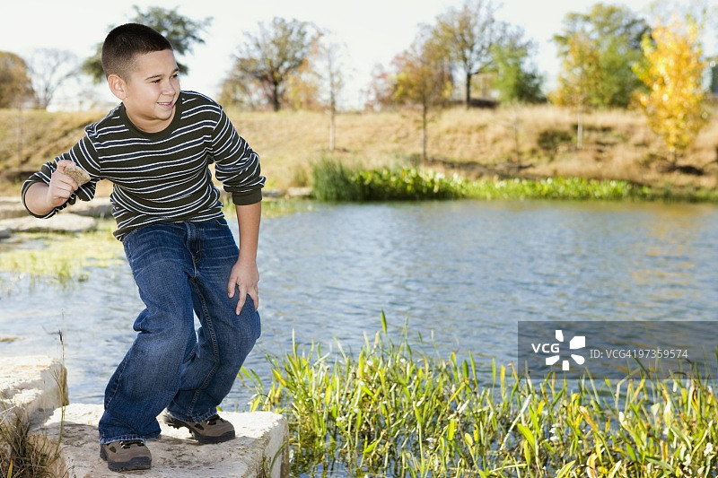 正在玩打水漂的男孩图片素材