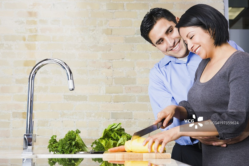 女人切蔬菜图片素材